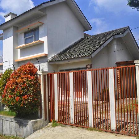 Dallil Putra Villa Lembang Extérieur photo