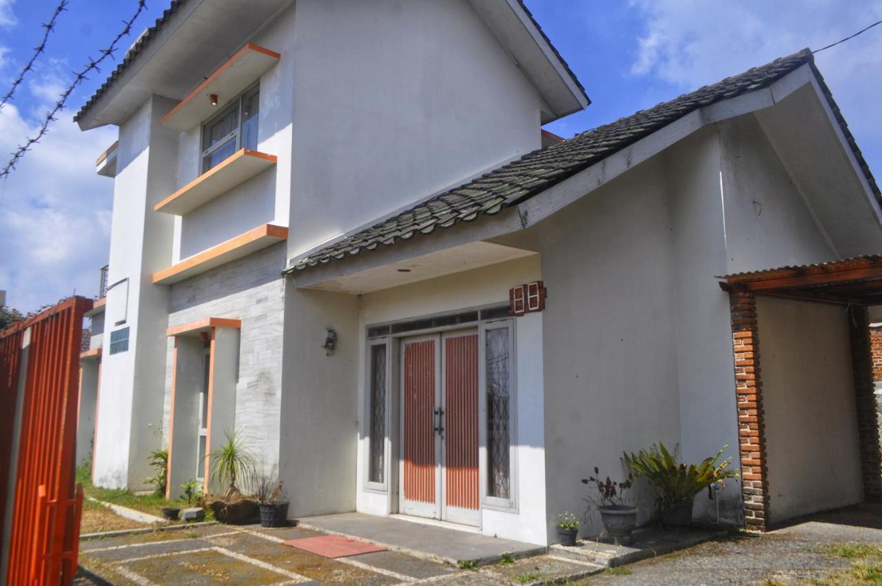 Dallil Putra Villa Lembang Extérieur photo